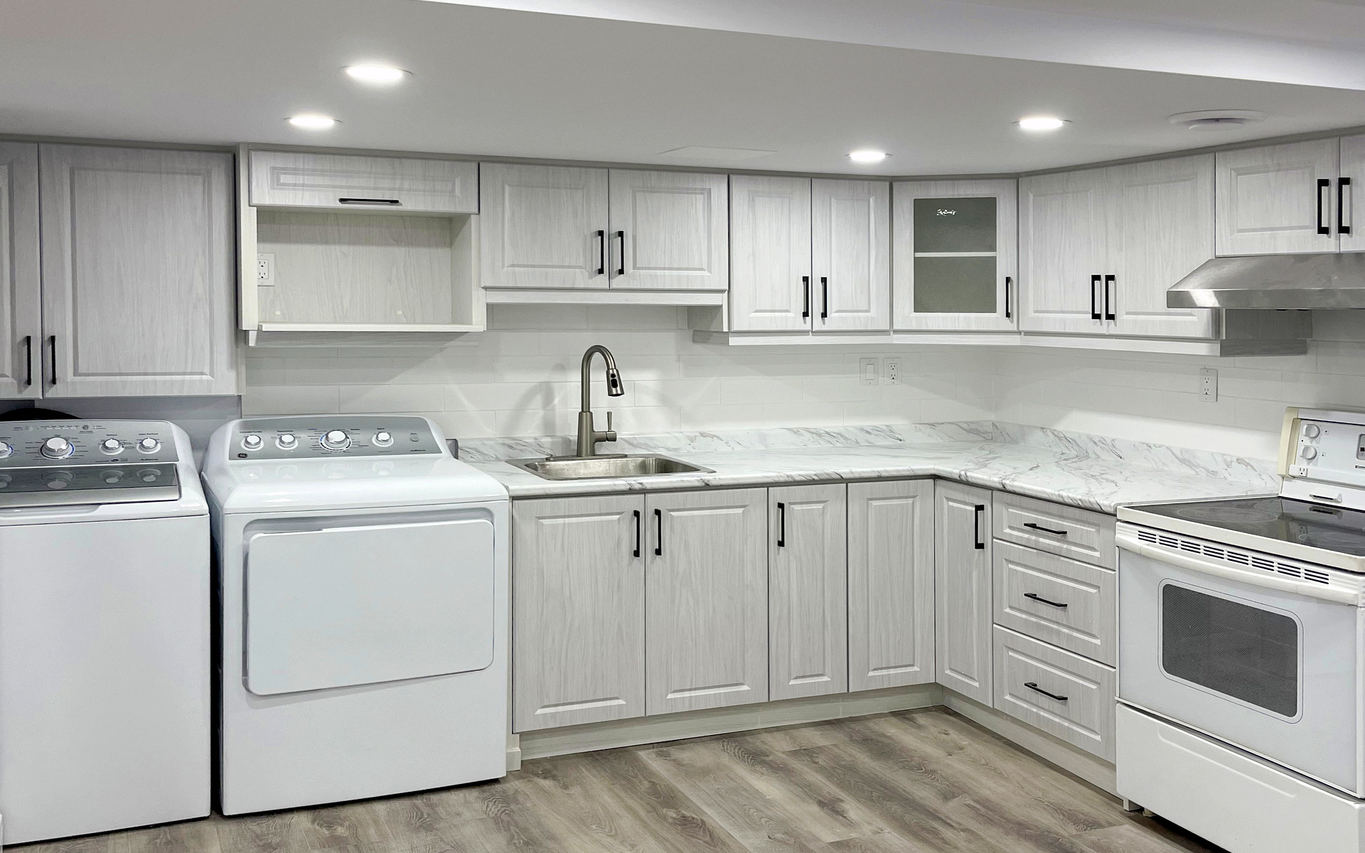 Kitchens and dining rooms. A London Ontario home and kitchen renovation project by Brothers Construction 3 Inc.